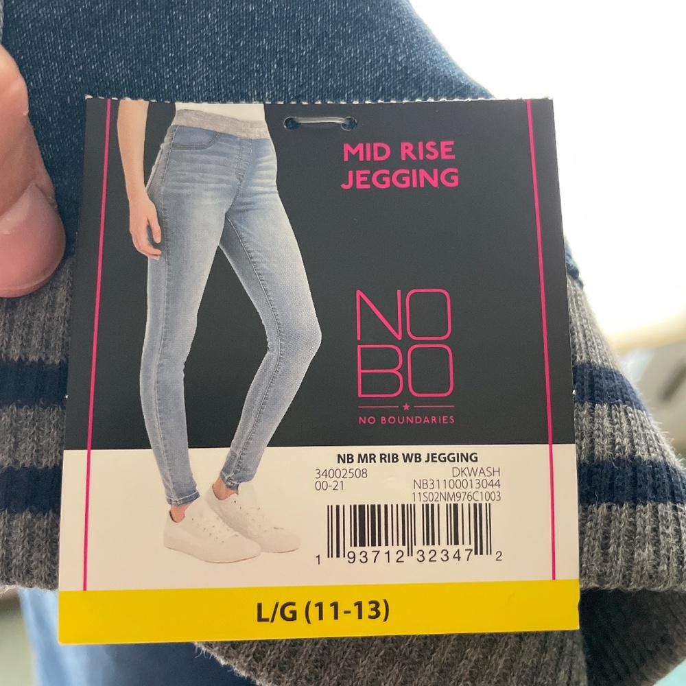 New No Boundries Denim Mid Rise Jeggings.